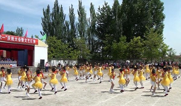 孩子们跳出美丽的舞蹈，在尽情的欢度六一儿童节